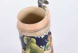 Tankard musical de cerâmica com figuras em rele... - Tankard musical de cerâmica com figuras em relevo policromado, tampa de estanho, com bicado na base.