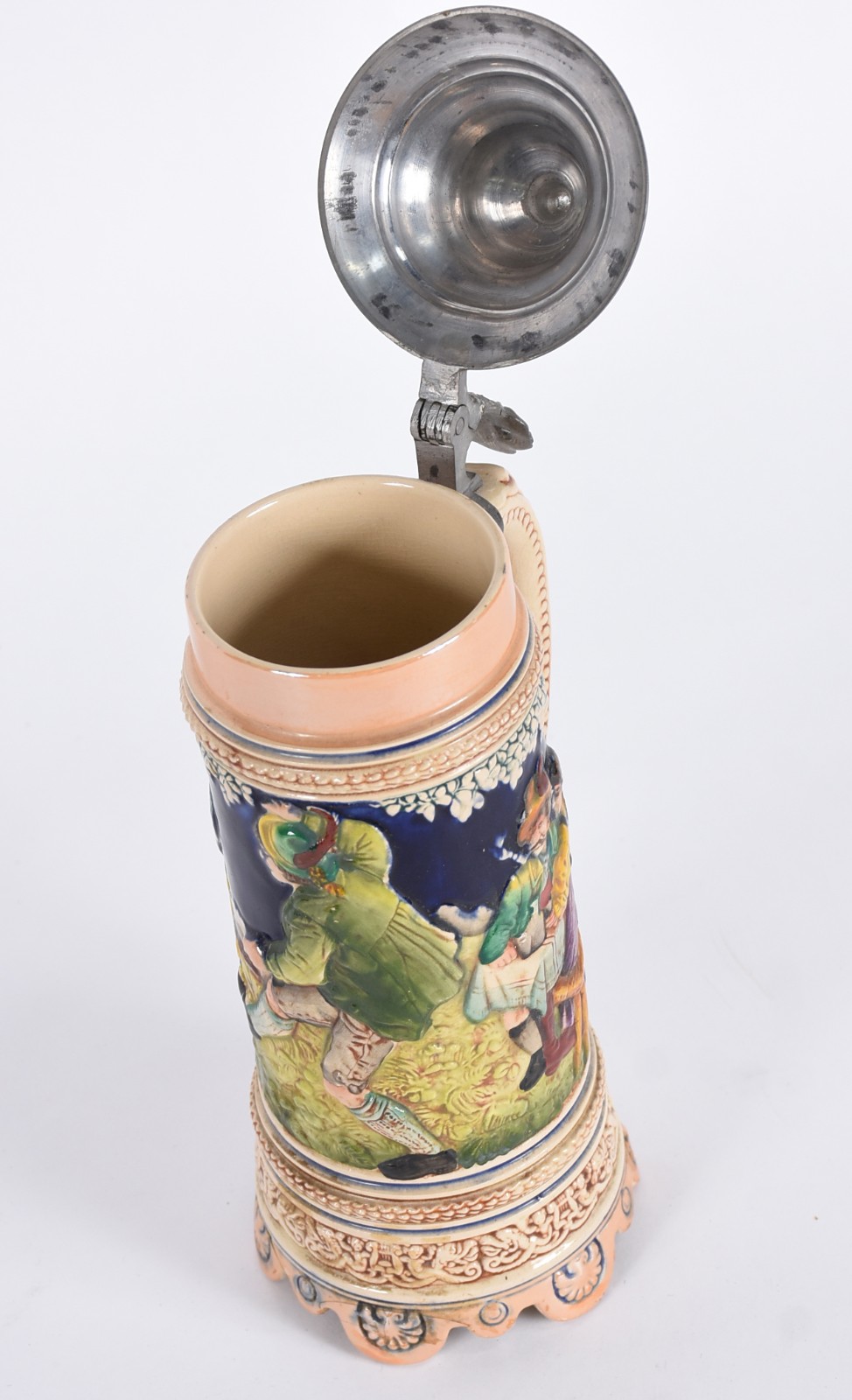 Tankard musical de cerâmica com figuras em relevo policromado, tampa... - foto 4 de 5