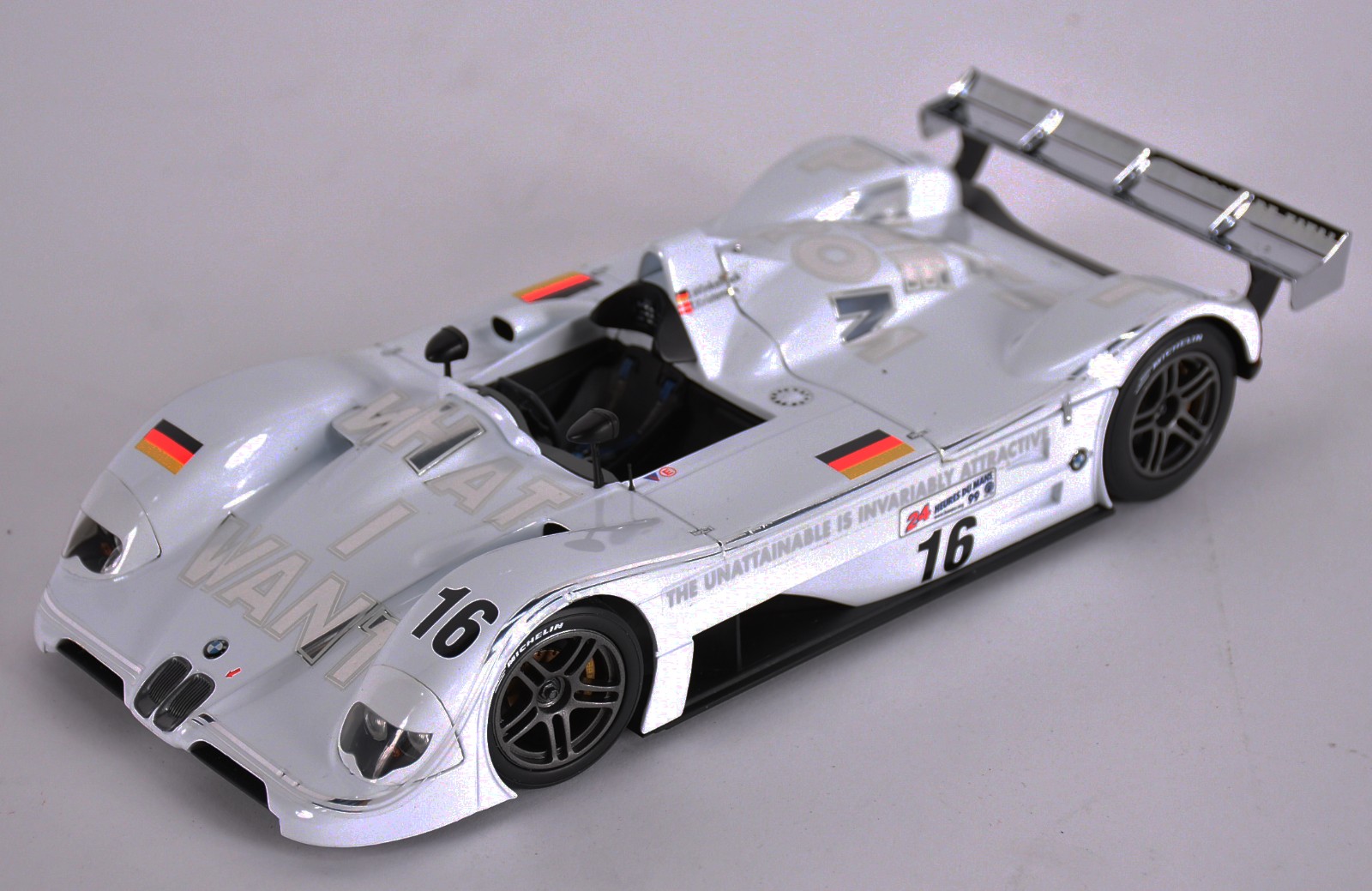 Jenny Holzer (1950), BMW V12 LMR, 1999 - foto 2 de 10