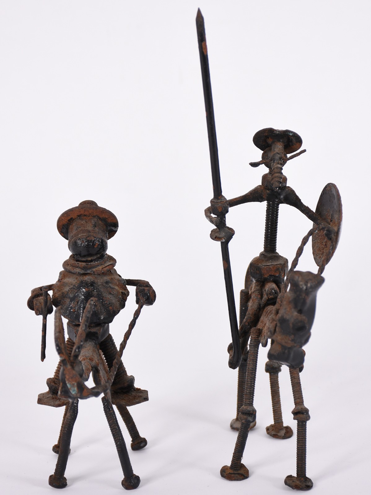 Duas esculturas de metal representando Dom Quixote e Sancho Pança... - foto 1 de 4