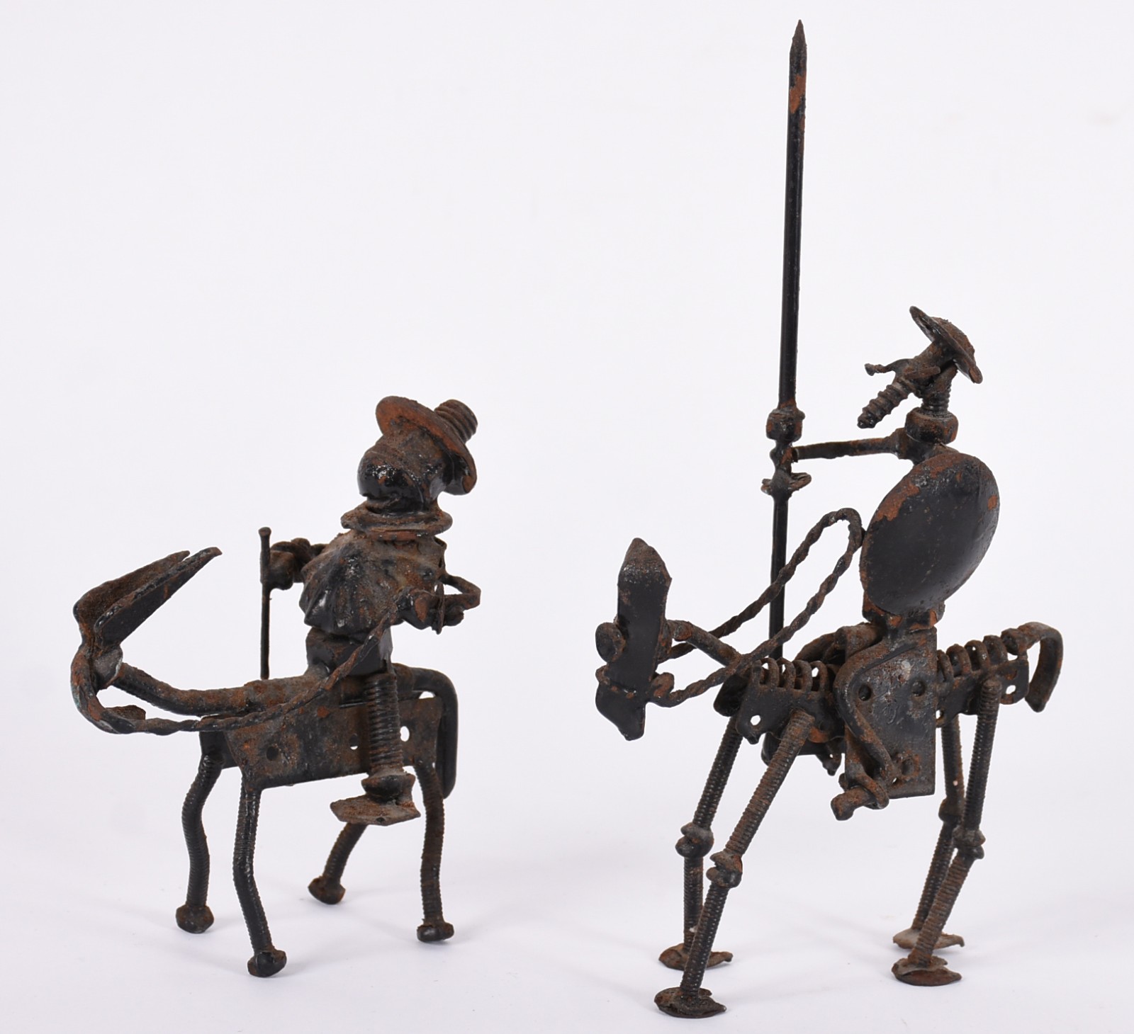 Duas esculturas de metal representando Dom Quixote e Sancho Pança... - foto 2 de 4