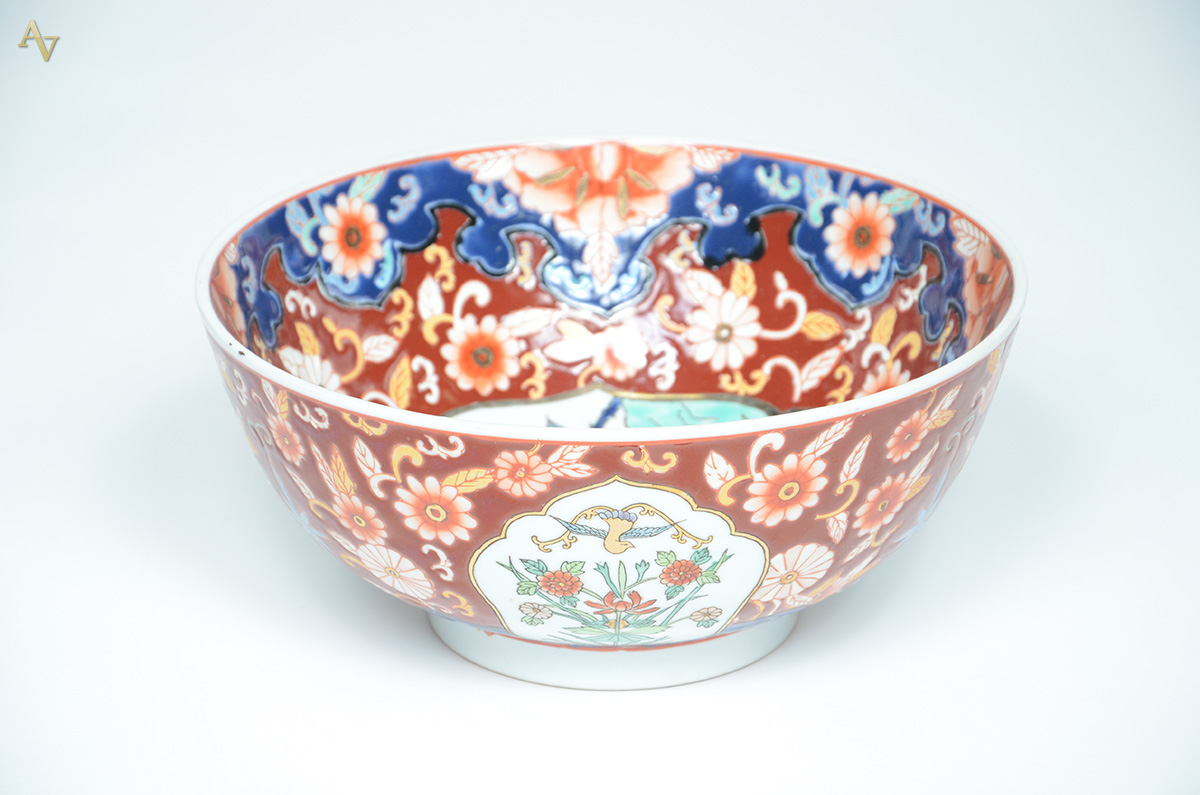 Bowl de porcelana oriental ao gosto Imari. Diâmetro 26 altura 12 cm. - foto 1 de 3
