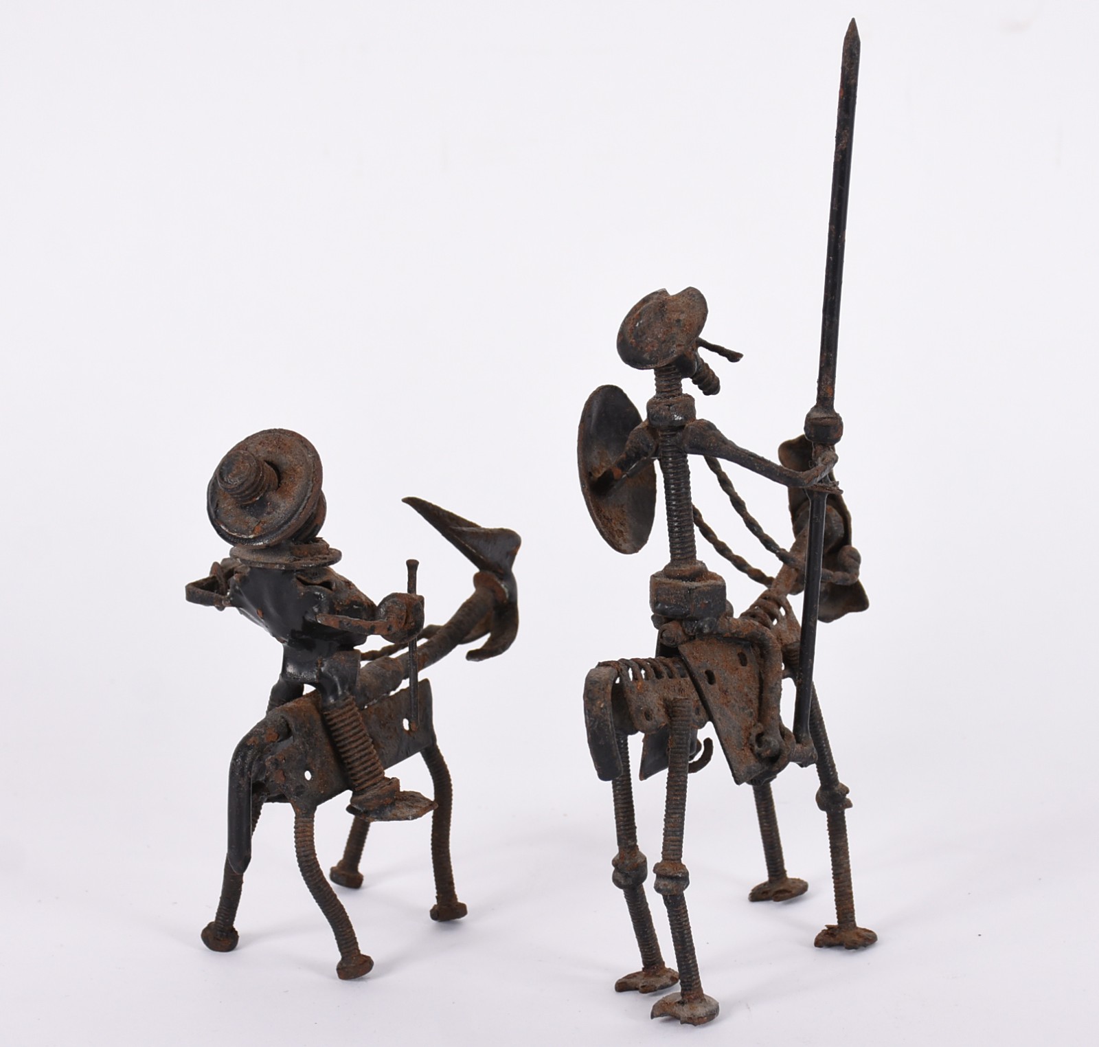 Duas esculturas de metal representando Dom Quixote e Sancho Pança... - foto 3 de 4