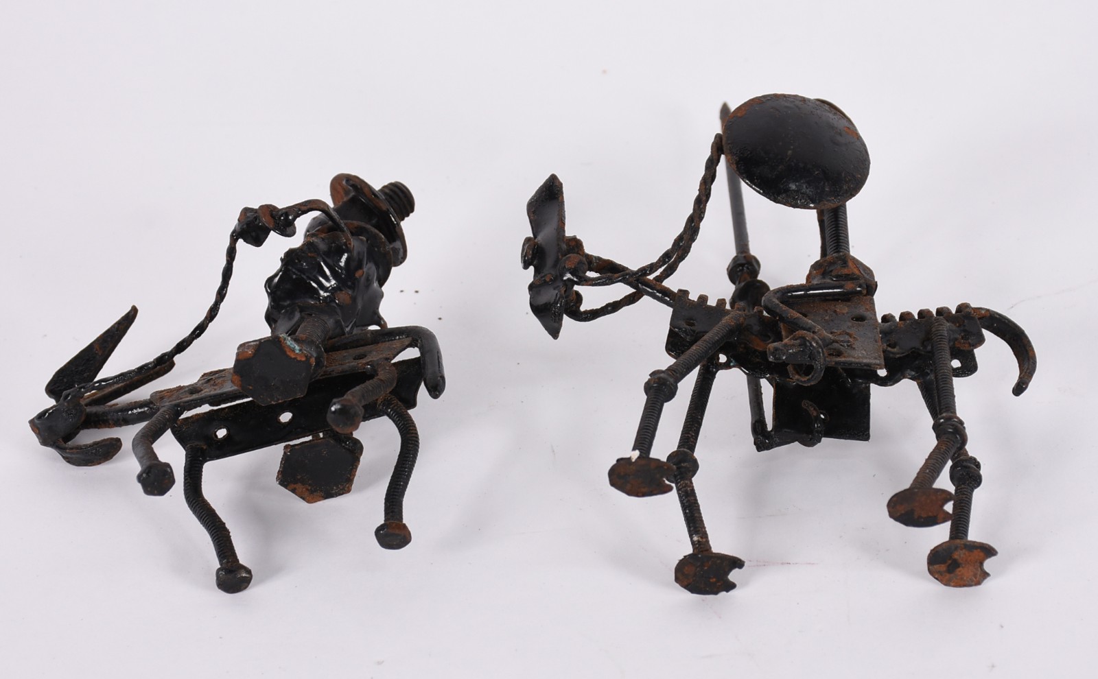 Duas esculturas de metal representando Dom Quixote e Sancho Pança... - foto 4 de 4