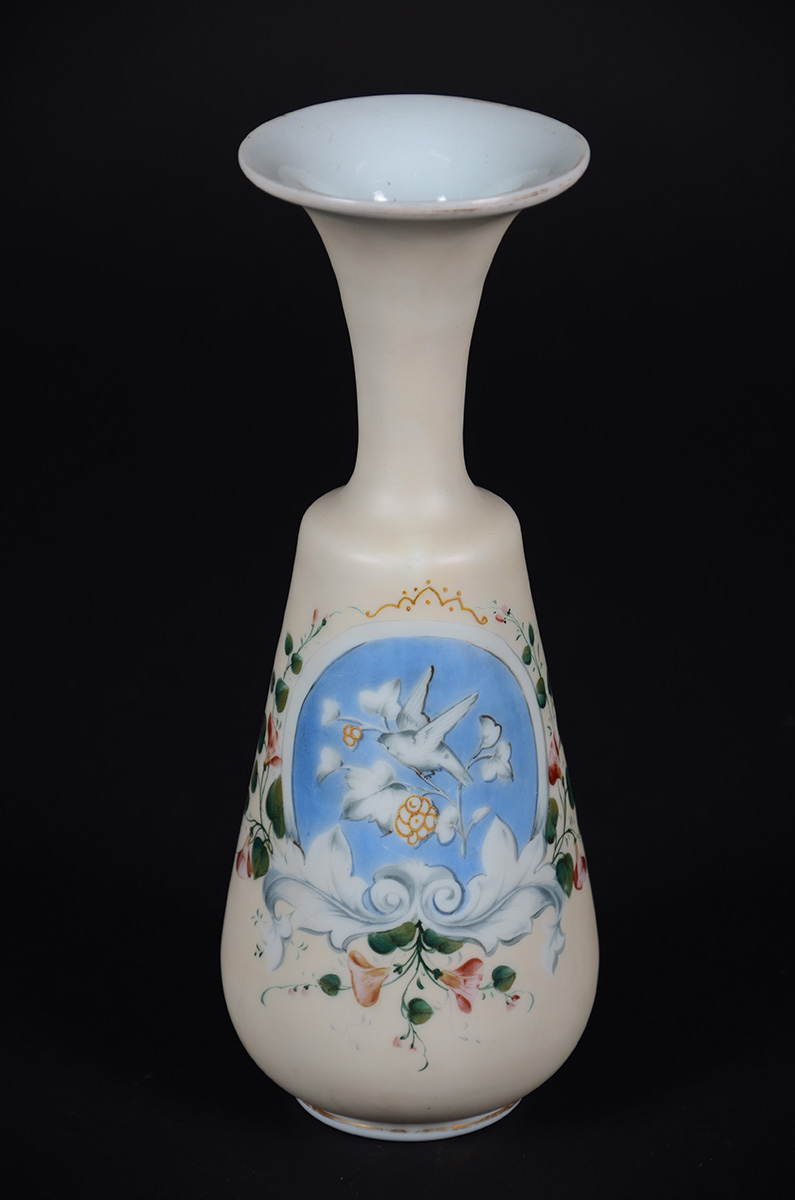 Vaso em opalina com medalhão decorado com pássaros e guirlandas em...