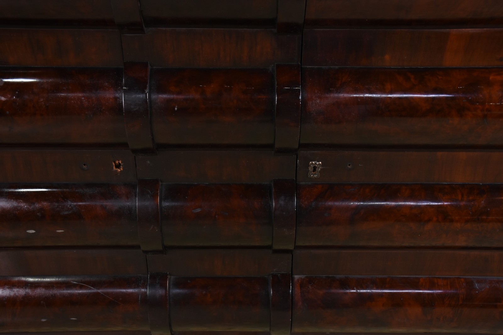 Buffet de madeira nobre, Art Deco, frente e laterais trabalhadas com... - foto 4 de 9
