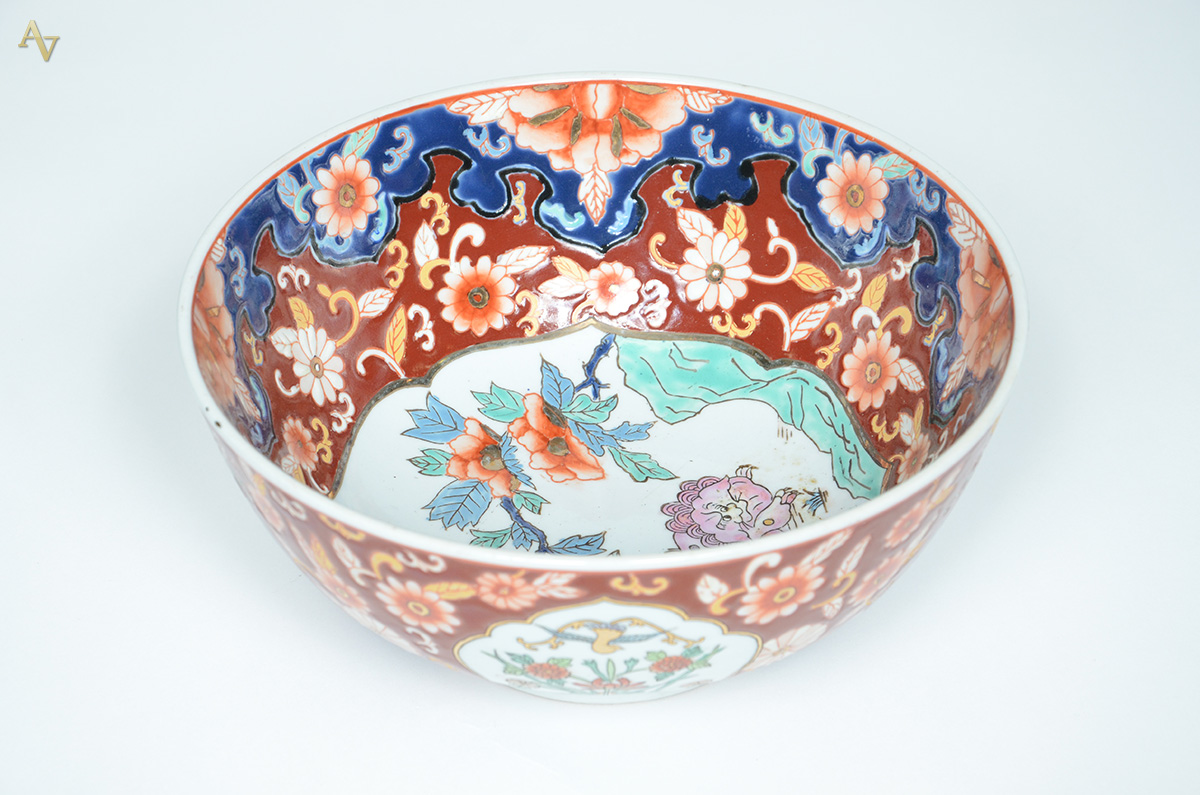 Bowl de porcelana oriental ao gosto Imari. Diâmetro 26 altura 12 cm. - foto 2 de 3