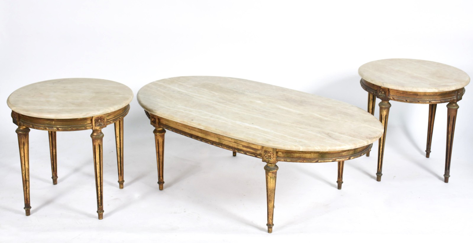 Conjunto de 3 mesas de madeira dourada com tampos de mármore, estilo... - foto 1 de 7