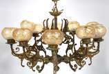 Lustre de bronze para 10 luzes, mangas de vidro... - Lustre de bronze para 10 luzes, mangas de vidro âmbar lapidado.