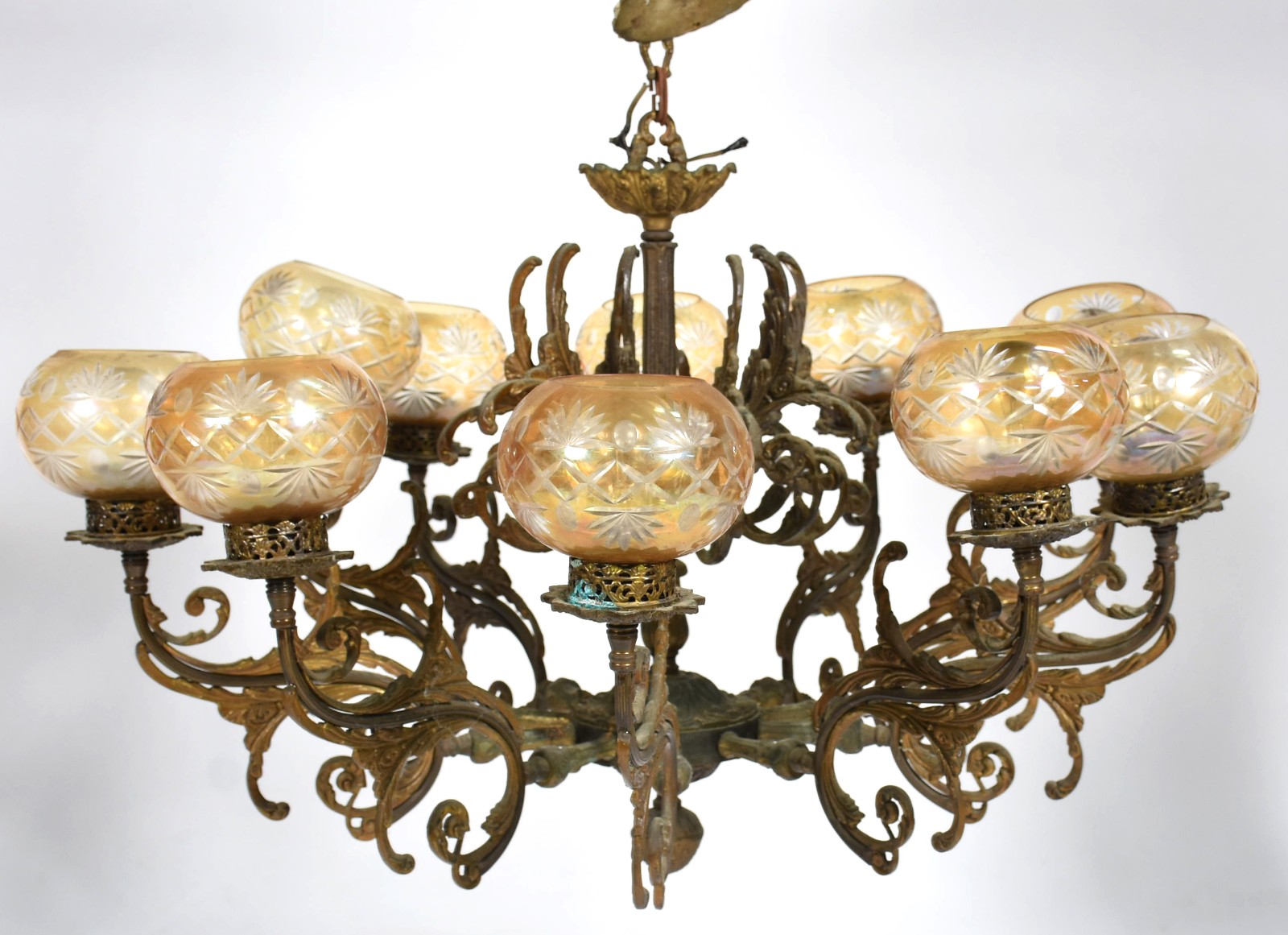 Lustre de bronze para 10 luzes, mangas de vidro âmbar lapidado. - foto 1 de 5