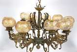 Lustre de bronze para 10 luzes, mangas de vidro... - Lustre de bronze para 10 luzes, mangas de vidro âmbar lapidado.