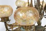 Lustre de bronze para 10 luzes, mangas de vidro... - Lustre de bronze para 10 luzes, mangas de vidro âmbar lapidado.