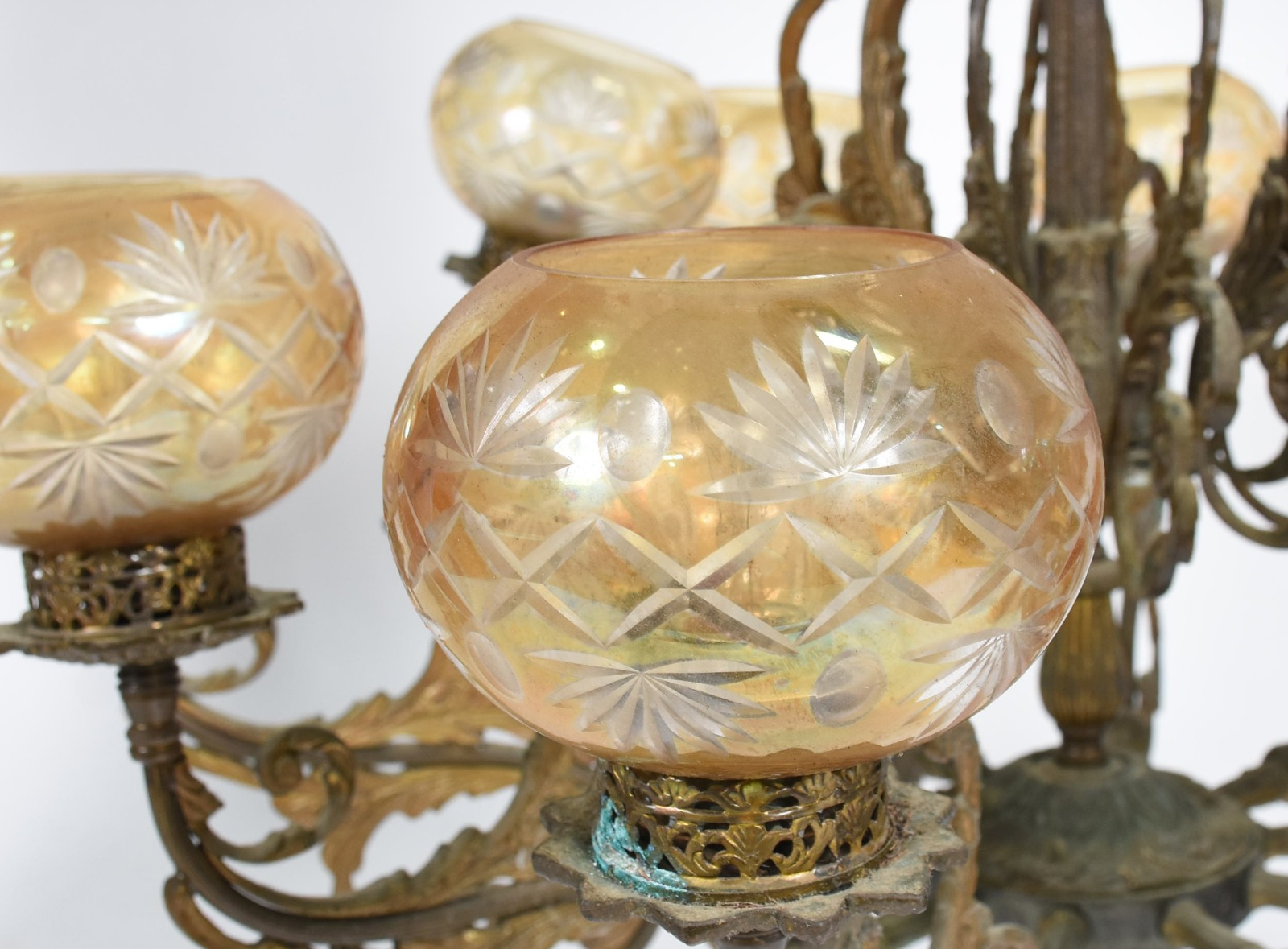 Lustre de bronze para 10 luzes, mangas de vidro âmbar lapidado. - foto 4 de 5