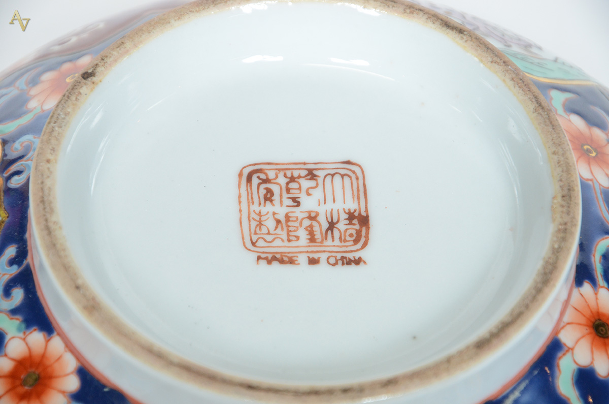 Bowl de porcelana oriental ao gosto Imari. Diâmetro 26 altura 12 cm. - foto 3 de 3