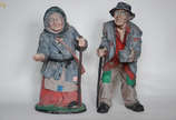 Par de esculturas em papier maché representando... - Par de esculturas em papier maché representando casal de pedintes. Altura: 83 cm