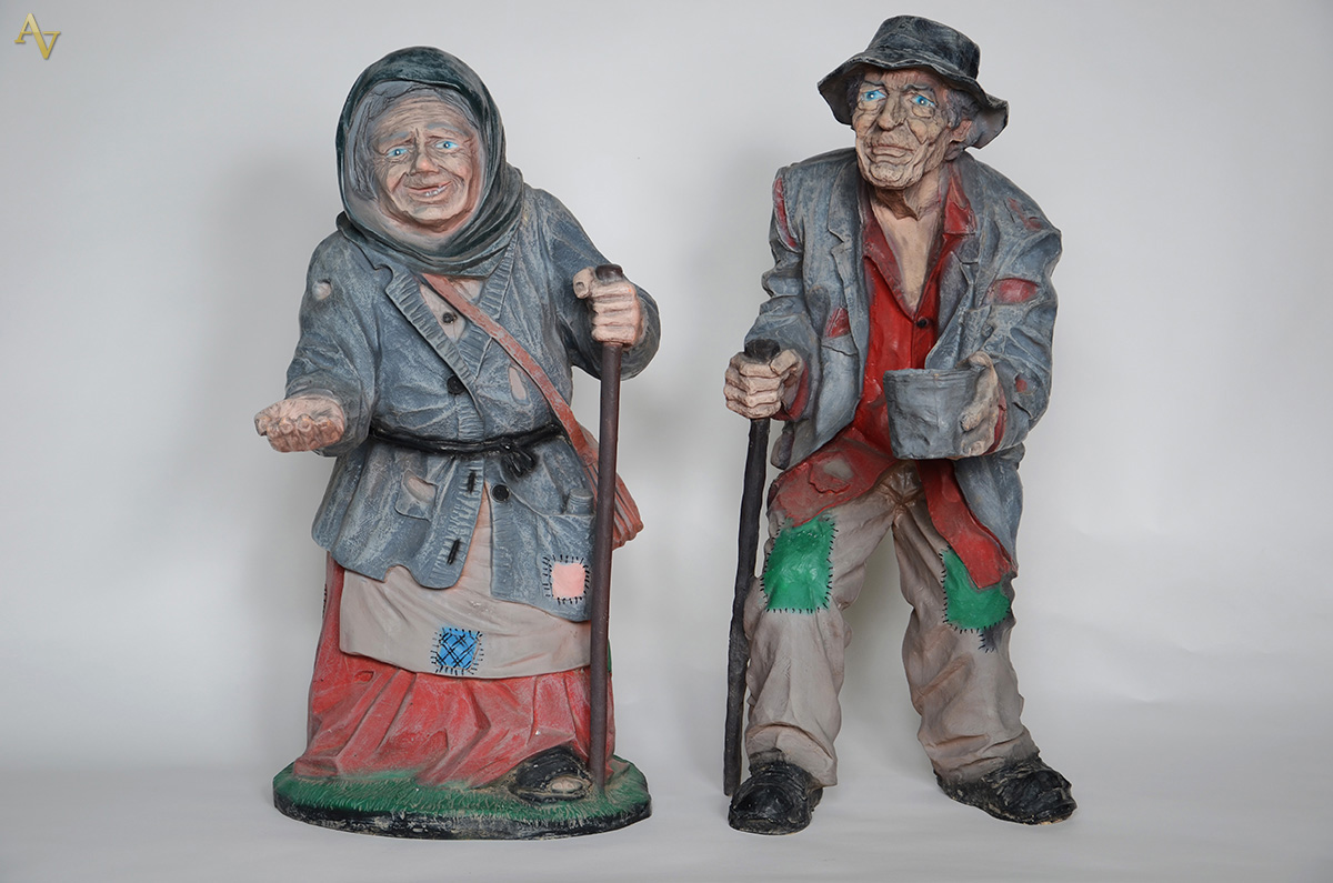 Par de esculturas em papier maché representando casal de pedintes... - foto 1 de 2