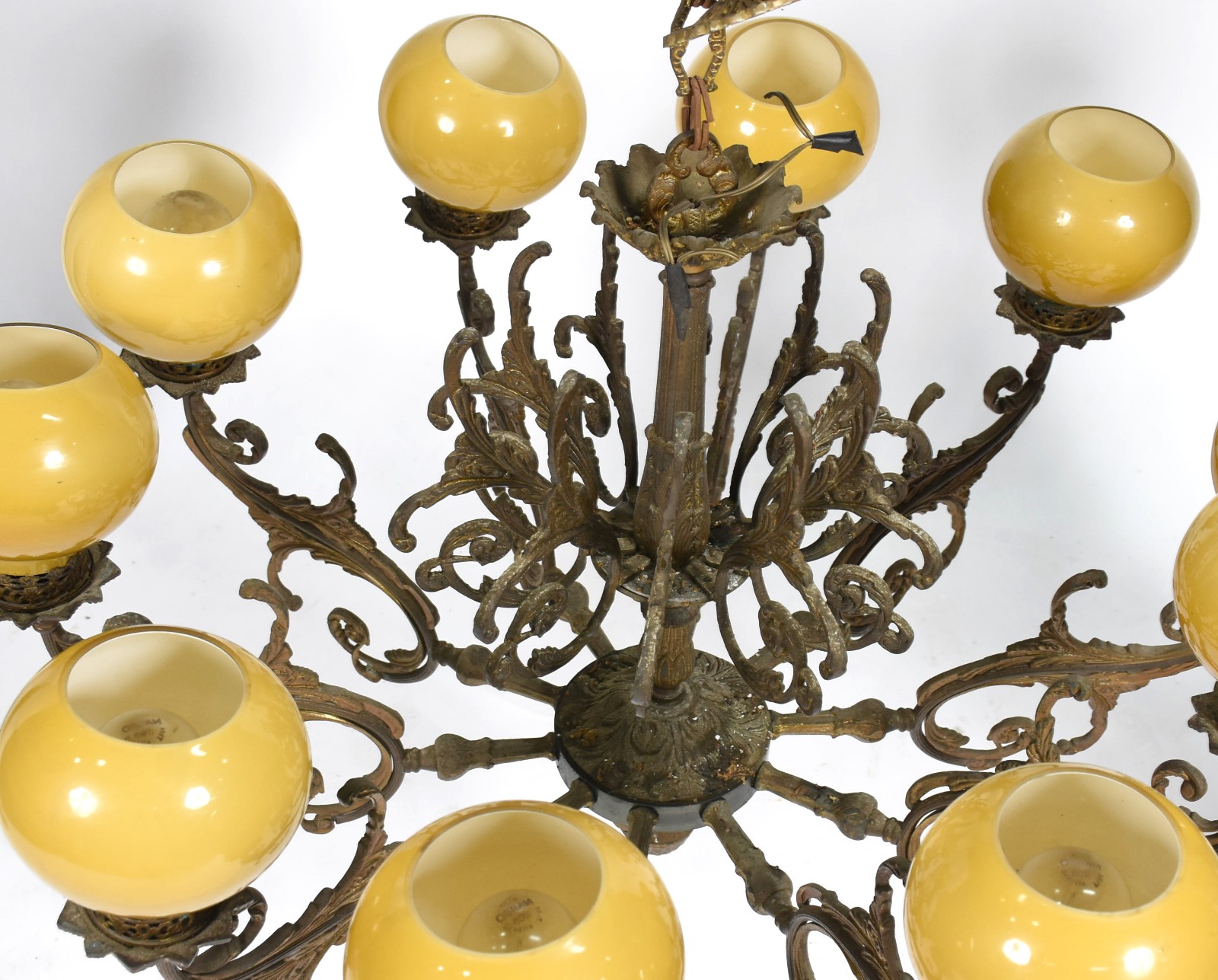 Lustre de bronze para 10 luzes, mangas de vidro amarelo. - foto 4 de 4