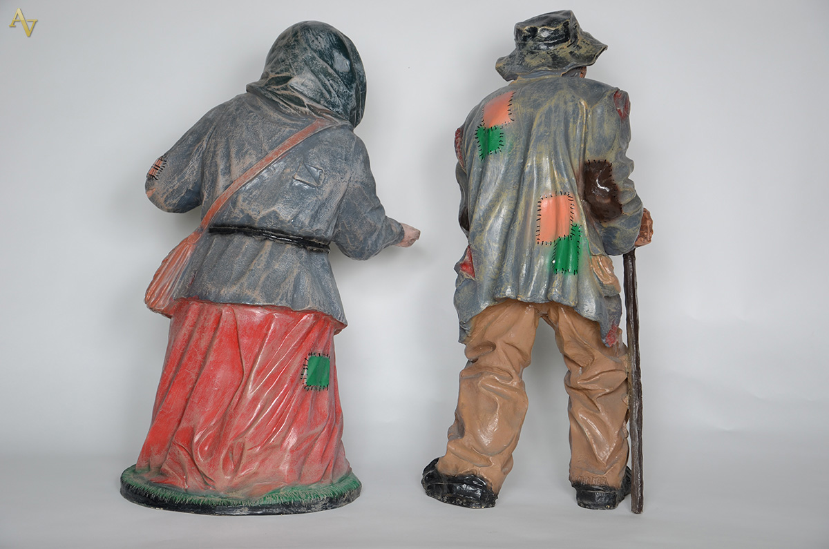 Par de esculturas em papier maché representando casal de pedintes... - foto 2 de 2