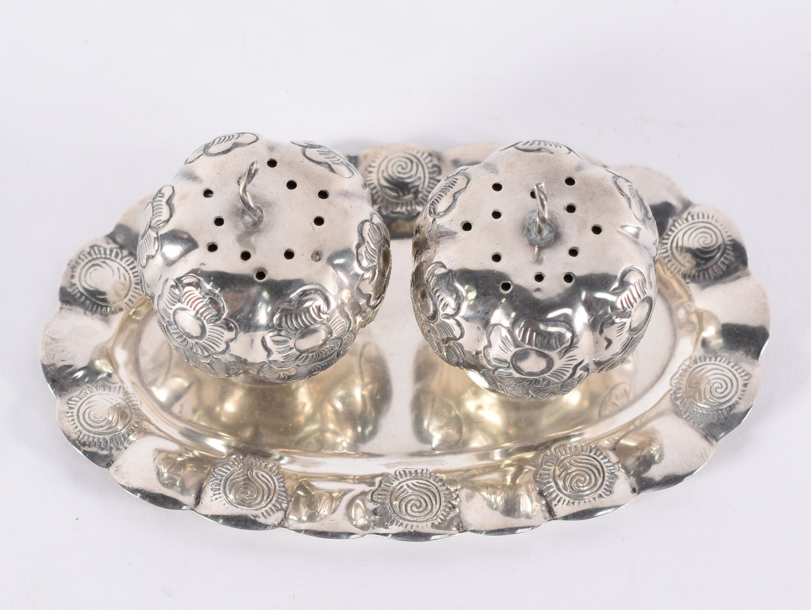 Três pequenas peças de prata 925, sendo saleiro, pimenteiro e bandeja. - foto 2 de 5