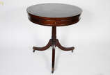 Mesa auxiliar de madeira nobre, estilo ingles, ... - Mesa auxiliar de madeira nobre, estilo ingles, um dos pés com restauro. Tampo de couro pirogravado, sobre rodízios. (diam. 69 alt. 71 cm).