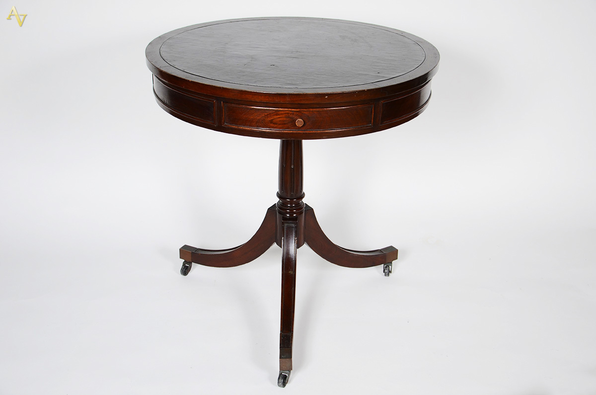 Mesa auxiliar de madeira nobre, estilo ingles, um dos pés com... - foto 1 de 3