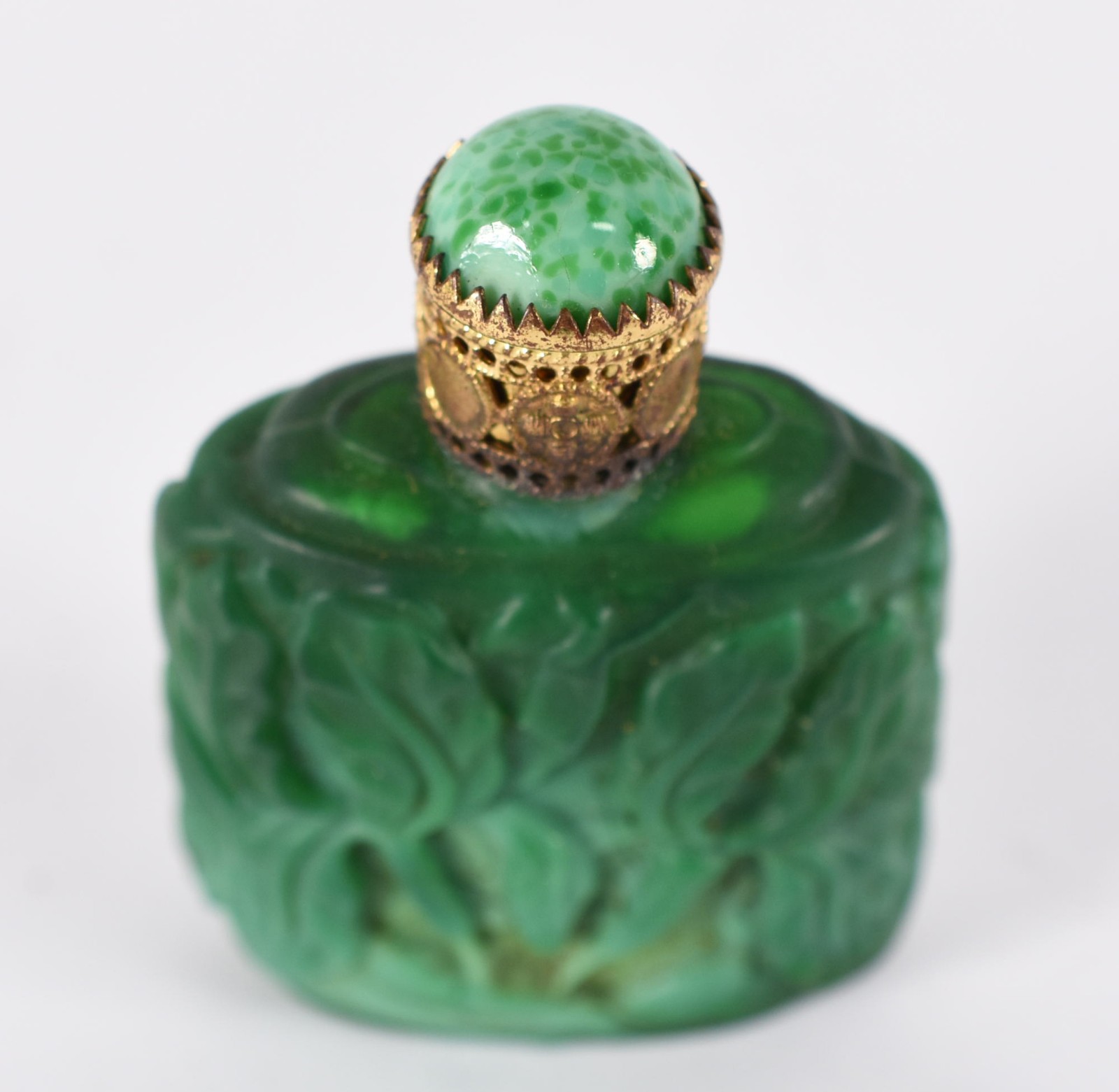 Pequeno perfumeiro de cristal da bohemia, na cor verde. - foto 2 de 4