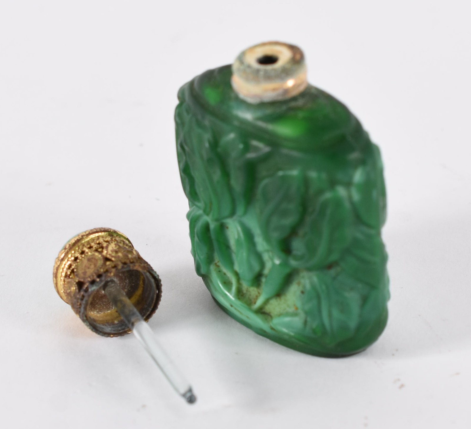 Pequeno perfumeiro de cristal da bohemia, na cor verde. - foto 3 de 4