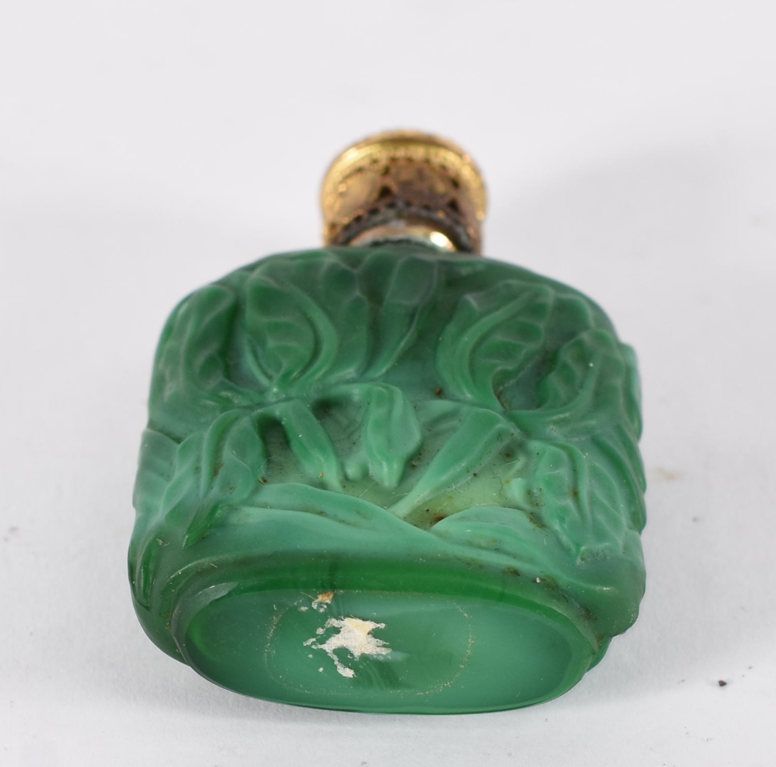 Pequeno perfumeiro de cristal da bohemia, na cor verde. - foto 4 de 4
