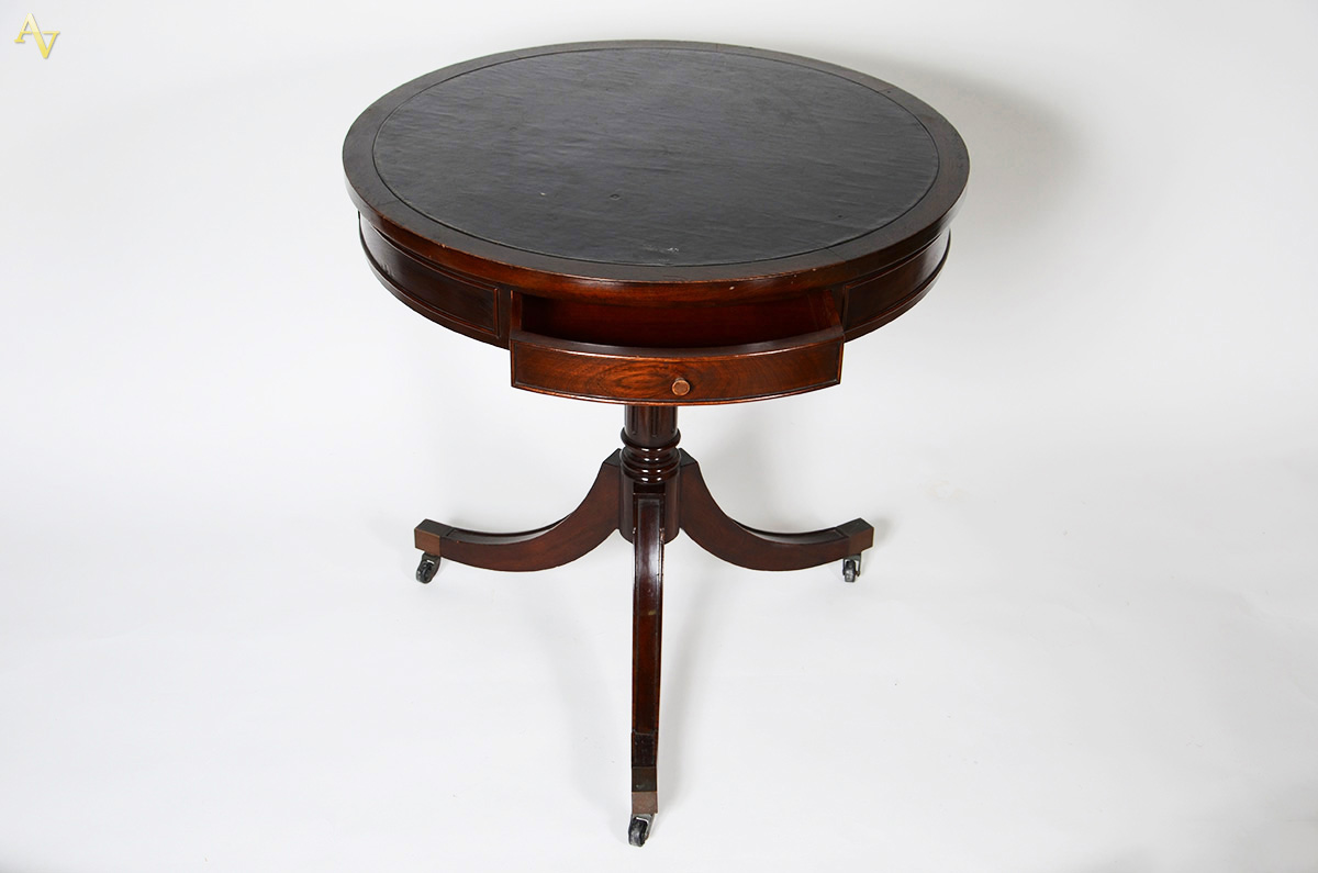 Mesa auxiliar de madeira nobre, estilo ingles, um dos pés com... - foto 2 de 3