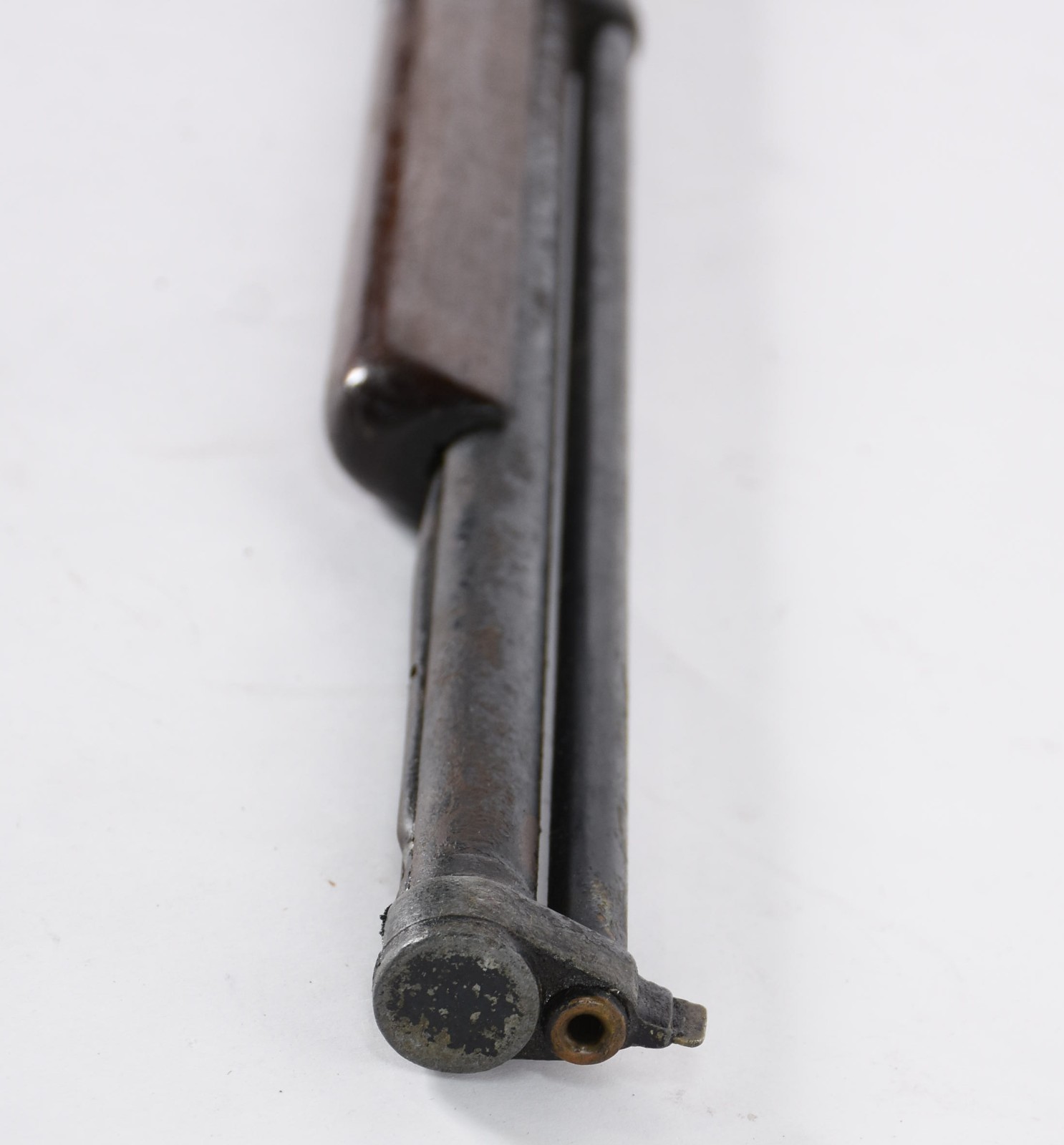 Antiga espingarda com detalhes de madeira, metal oxidado. - foto 5 de 8