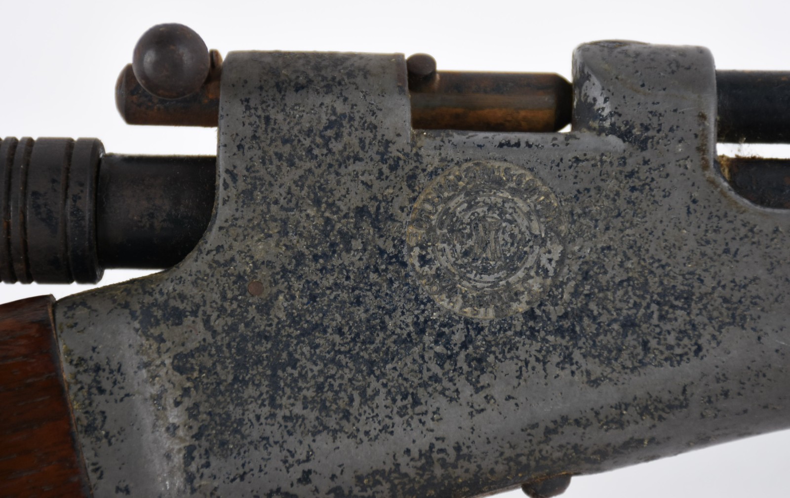 Antiga espingarda com detalhes de madeira, metal oxidado. - foto 8 de 8