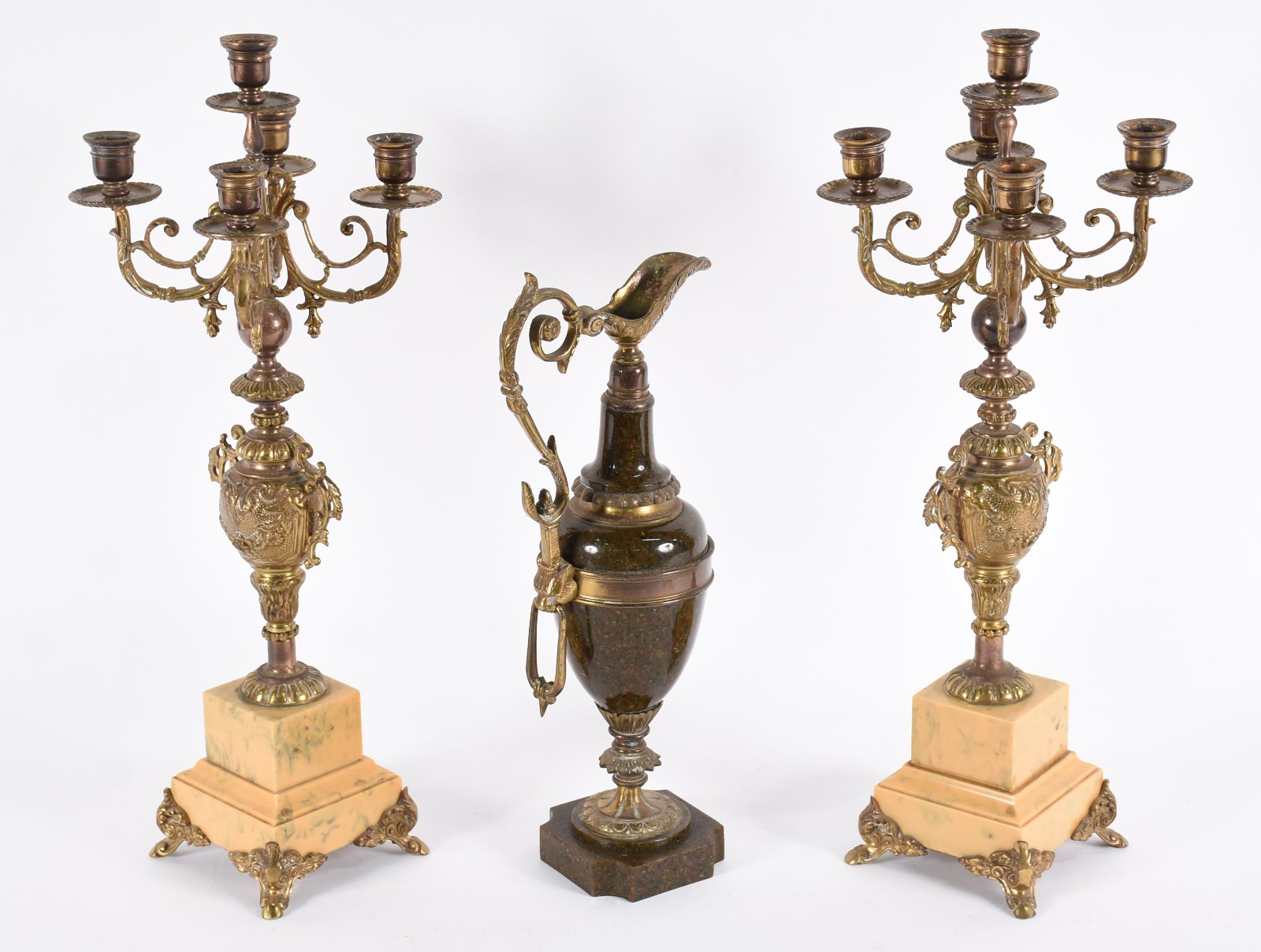 Três peças, sendo ânfora e par de candelabros de resina e metal. - foto 3 de 6