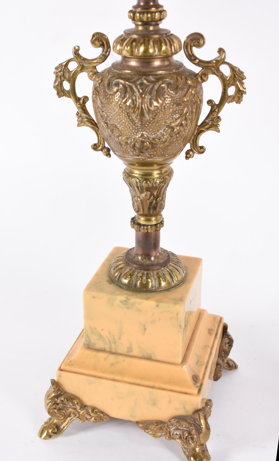 Três peças, sendo ânfora e par de candelabros de resina e metal. - foto 4 de 6