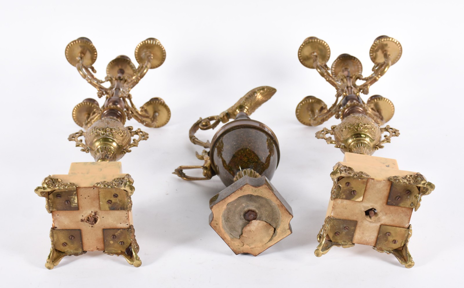 Três peças, sendo ânfora e par de candelabros de resina e metal. - foto 6 de 6