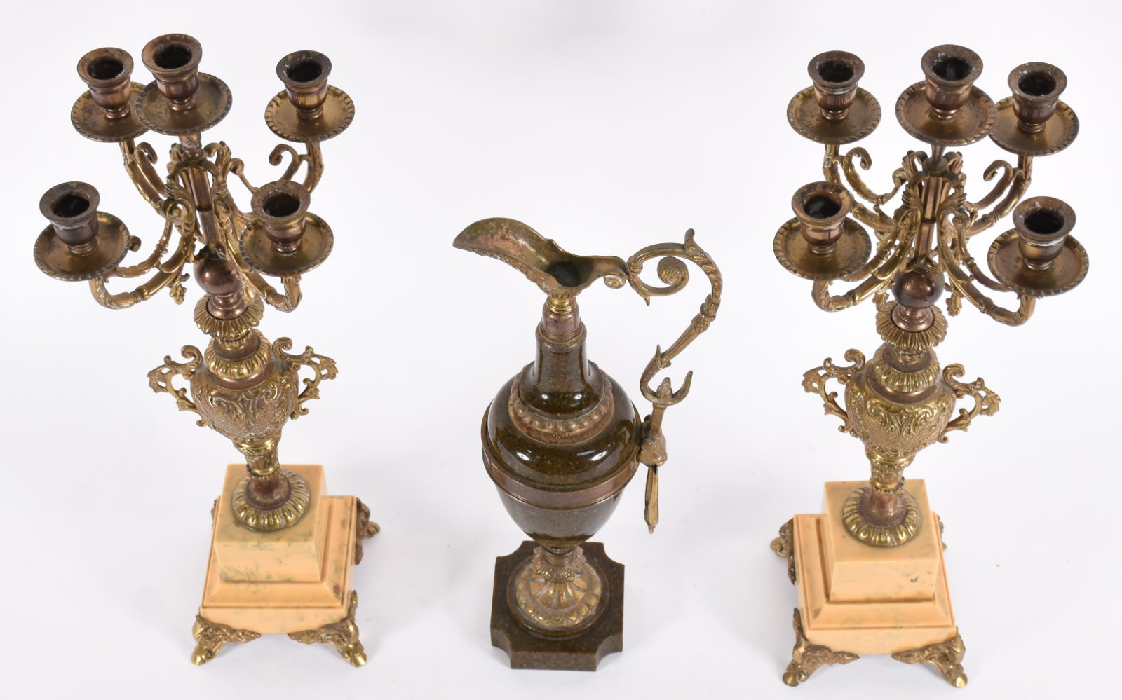 Três peças, sendo ânfora e par de candelabros de resina e metal. - foto 2 de 6