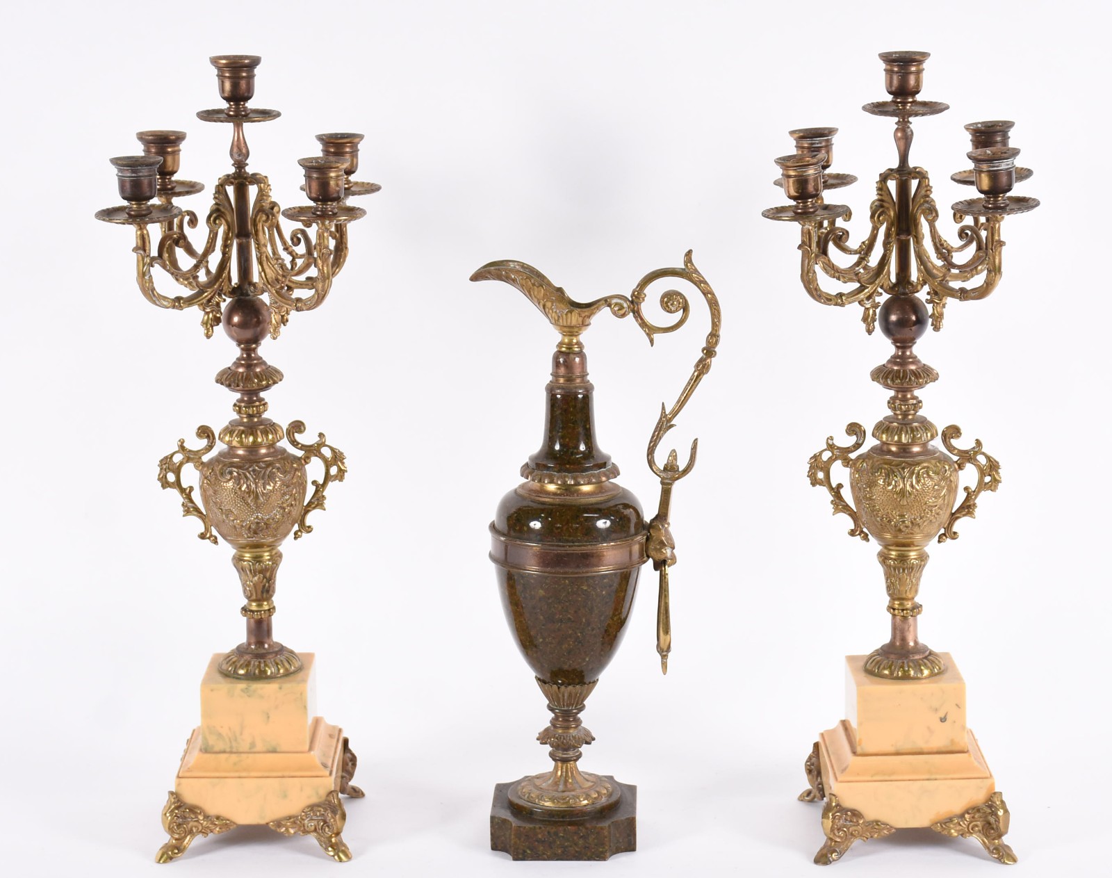 Três peças, sendo ânfora e par de candelabros de resina e metal. - foto 1 de 6