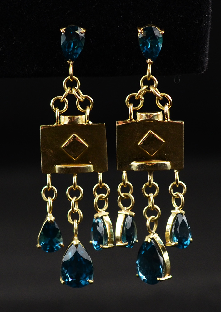 Par de brincos 18k pedra azul. Peso: 8.2g
