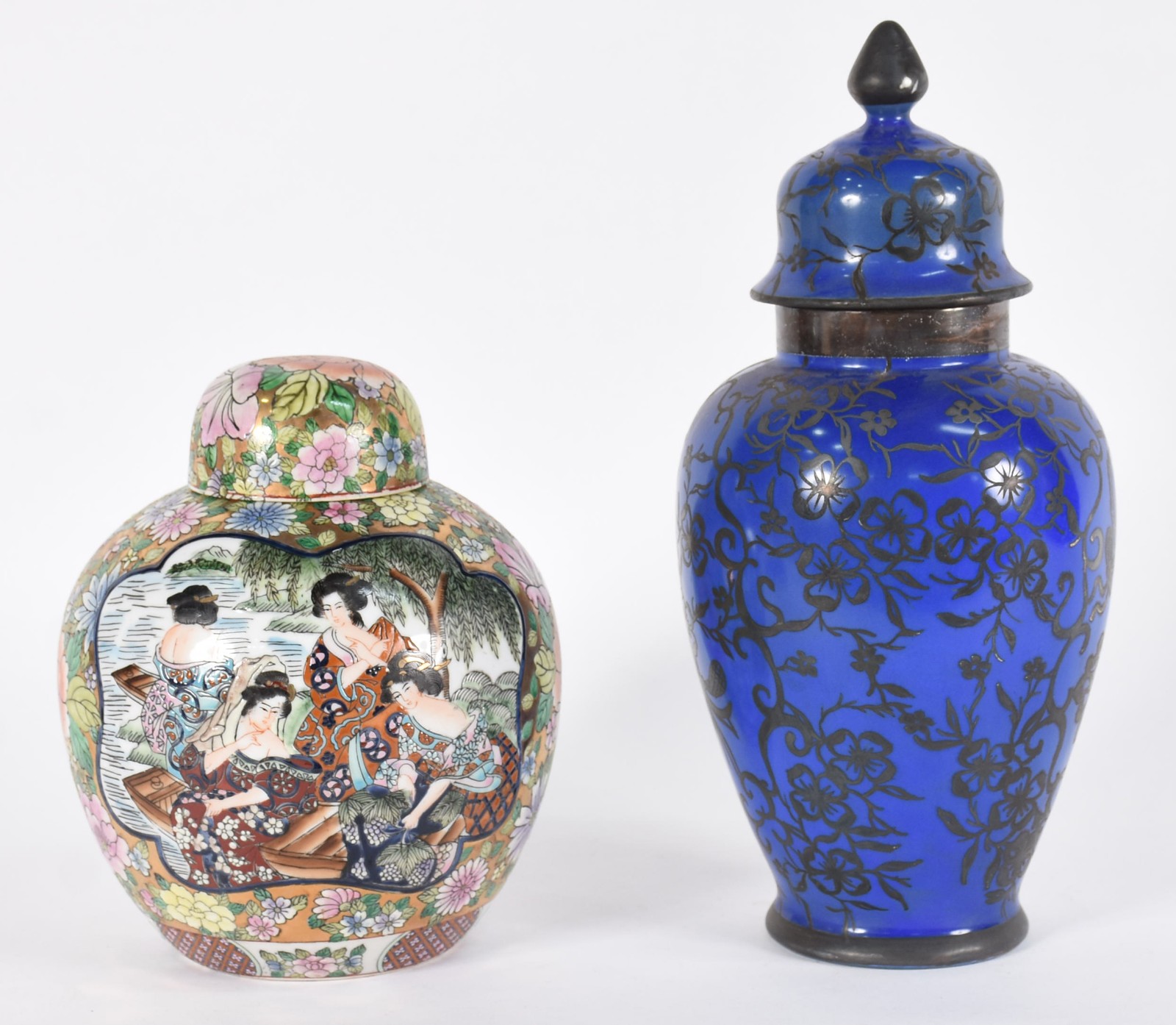 Dois potiches de porcelana, sendo um Real na cor azul e frisos... - foto 1 de 8