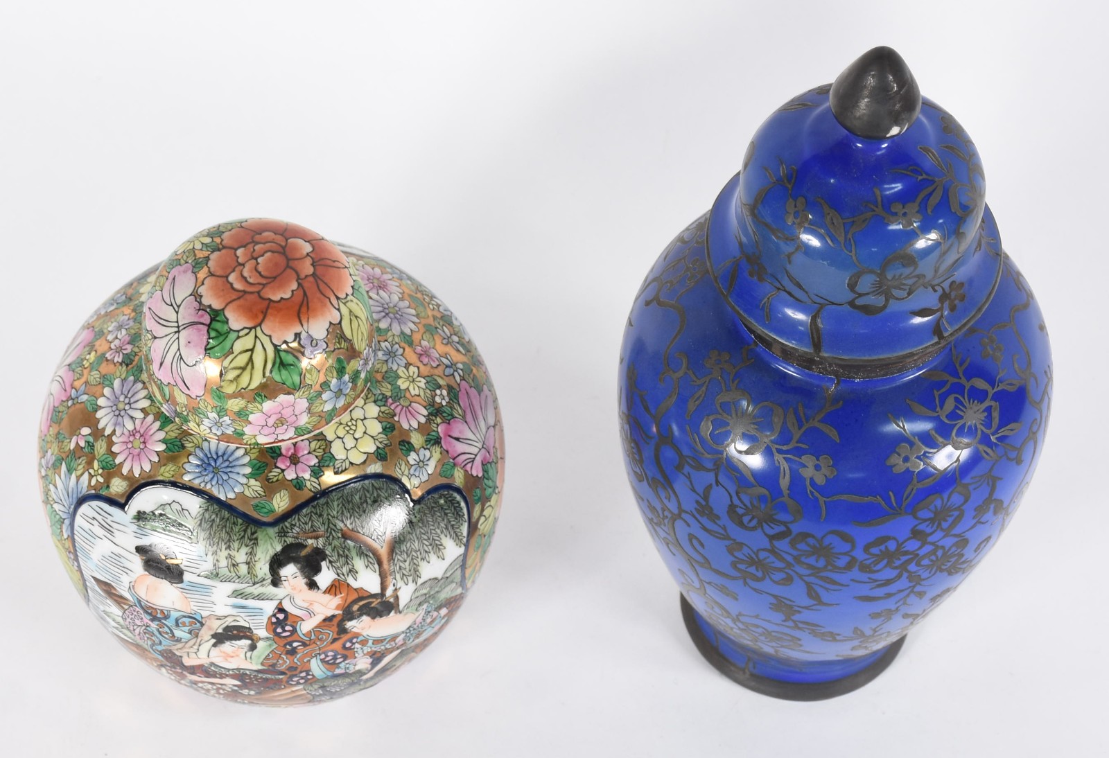 Dois potiches de porcelana, sendo um Real na cor azul e frisos... - foto 3 de 8