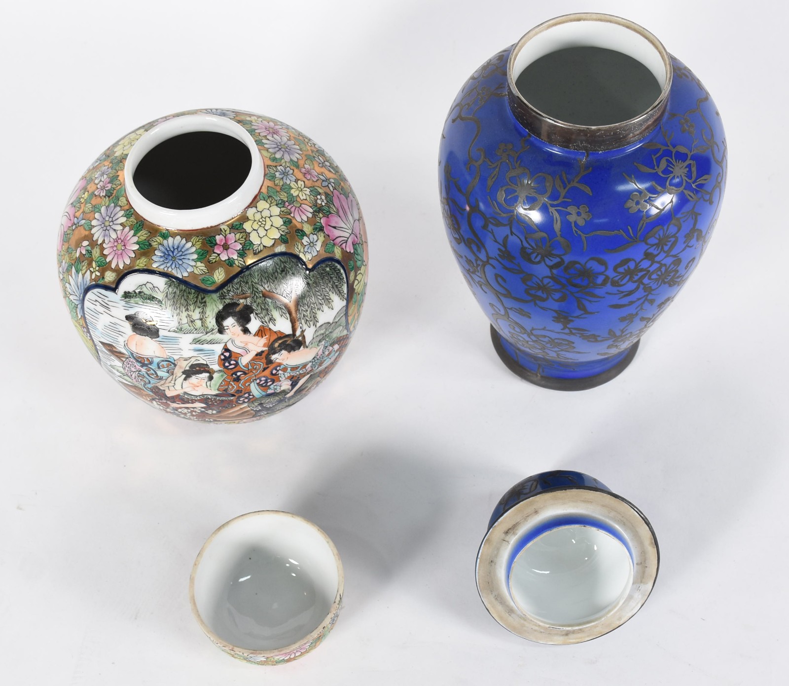 Dois potiches de porcelana, sendo um Real na cor azul e frisos... - foto 4 de 8