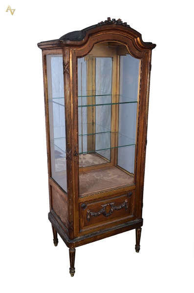 Vitrine em madeira dourada, estilo frances, porta de cristal bisotado...
