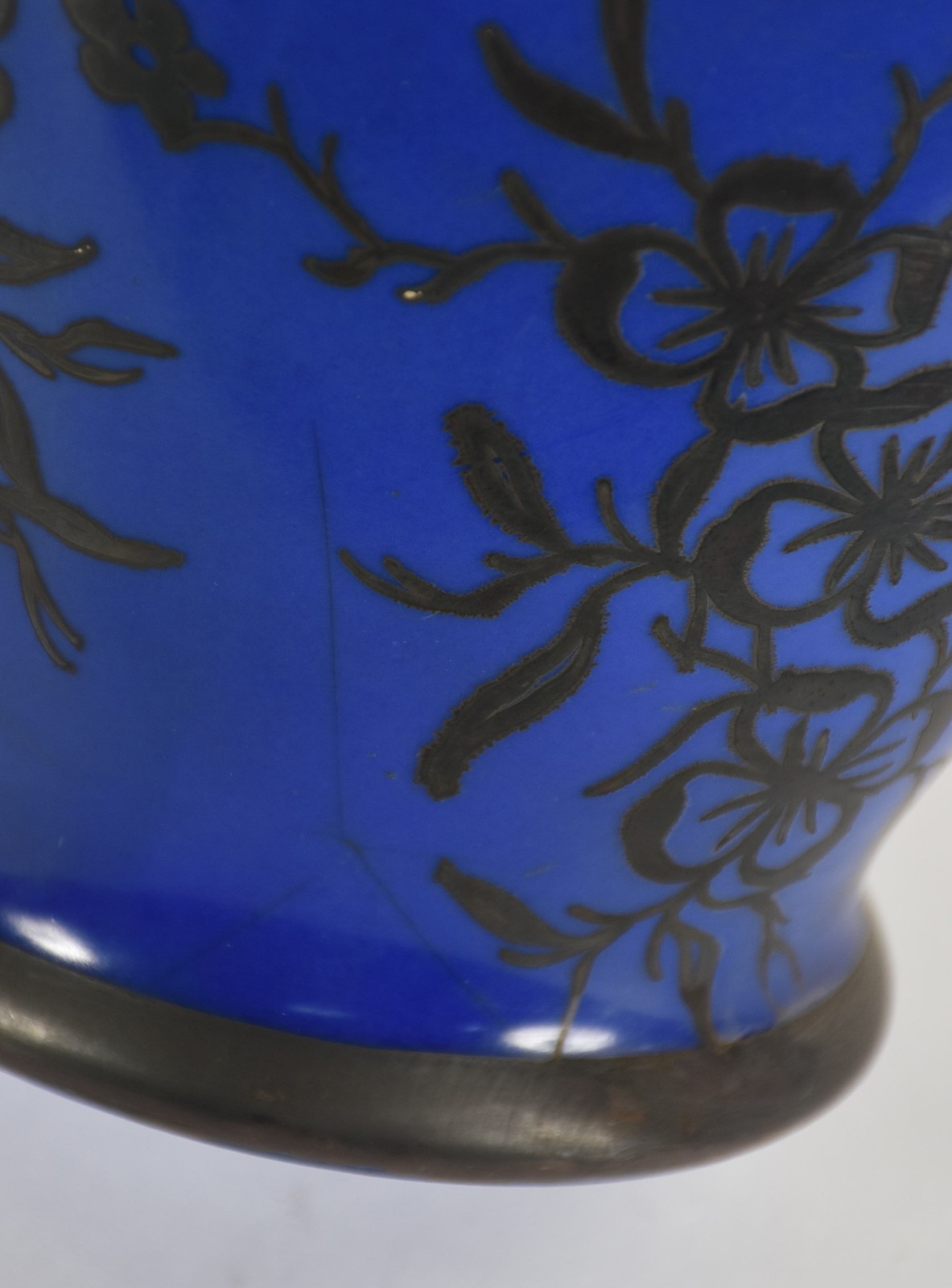 Dois potiches de porcelana, sendo um Real na cor azul e frisos... - foto 8 de 8