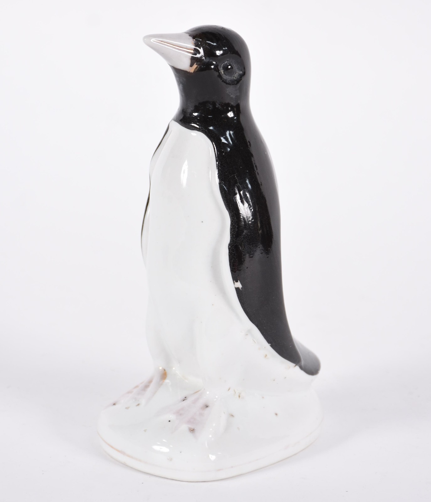 Escultura de porcelana representando pinguim. - foto 1 de 4