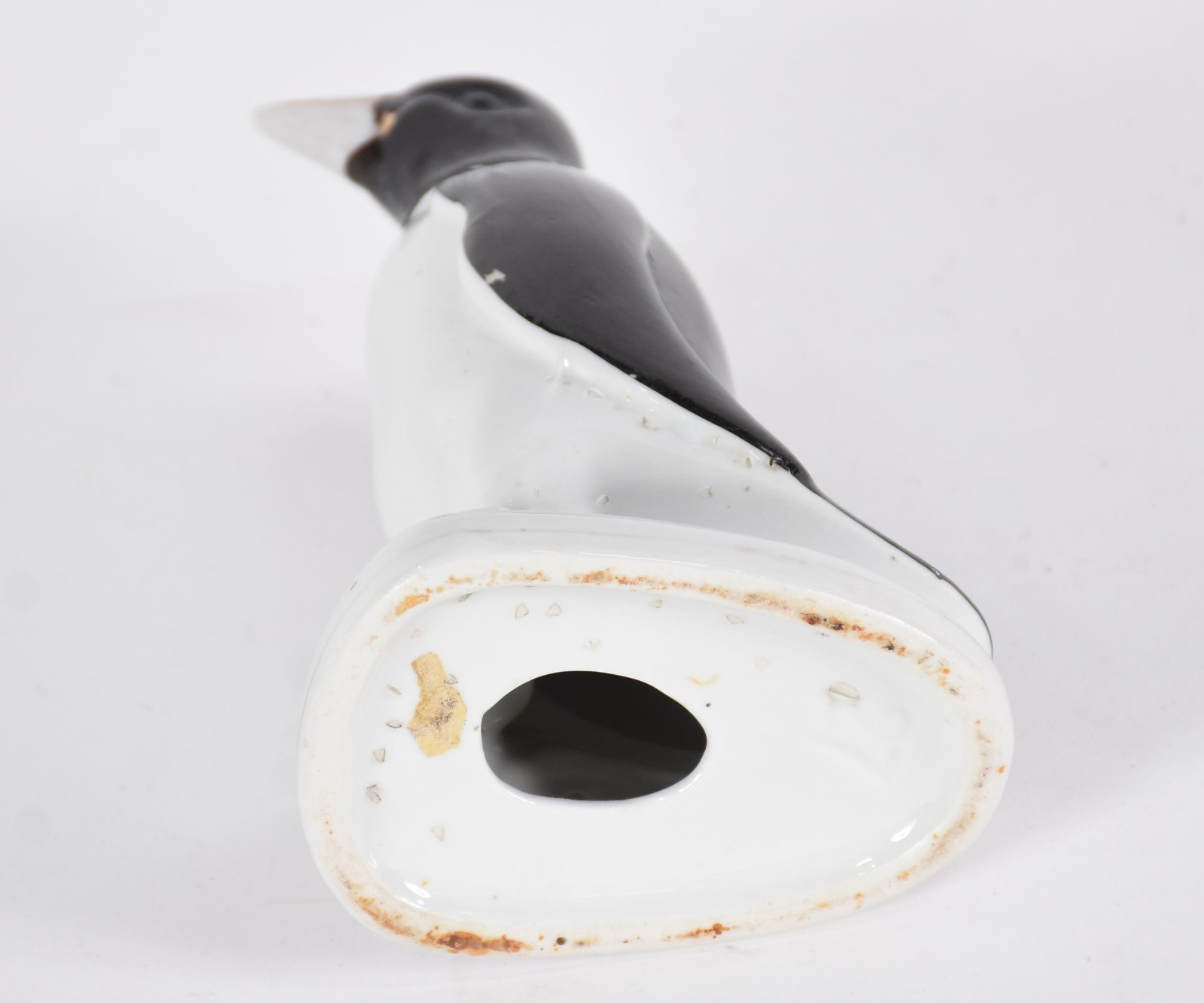 Escultura de porcelana representando pinguim. - foto 4 de 4
