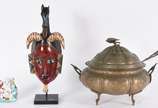 Três peças diversas, sendo:  sopeira com concha... - Três peças diversas, sendo:  sopeira com concha de metal; buda de porcelana e mascara africana (faltando pedaços da orelha). (Obs. Renda reverti...