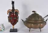 Três peças diversas, sendo:  sopeira com concha... - Três peças diversas, sendo:  sopeira com concha de metal; buda de porcelana e mascara africana (faltando pedaços da orelha). (Obs. Renda reverti...