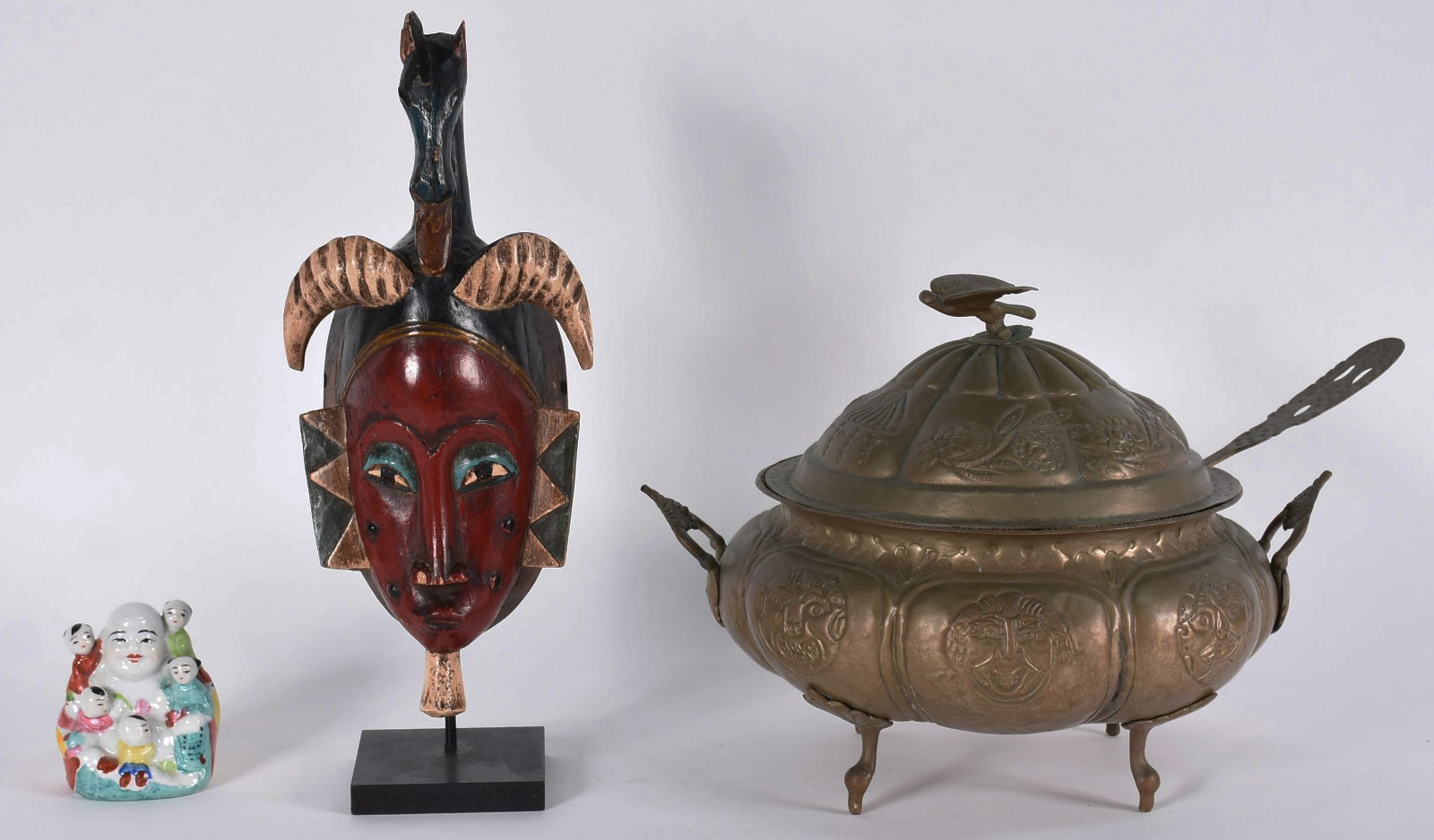 Três peças diversas, sendo: sopeira com concha de metal; buda de... - foto 2 de 7
