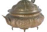 Três peças diversas, sendo:  sopeira com concha... - Três peças diversas, sendo:  sopeira com concha de metal; buda de porcelana e mascara africana (faltando pedaços da orelha). (Obs. Renda reverti...