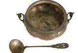 Três peças diversas, sendo:  sopeira com concha... - Três peças diversas, sendo:  sopeira com concha de metal; buda de porcelana e mascara africana (faltando pedaços da orelha). (Obs. Renda reverti...