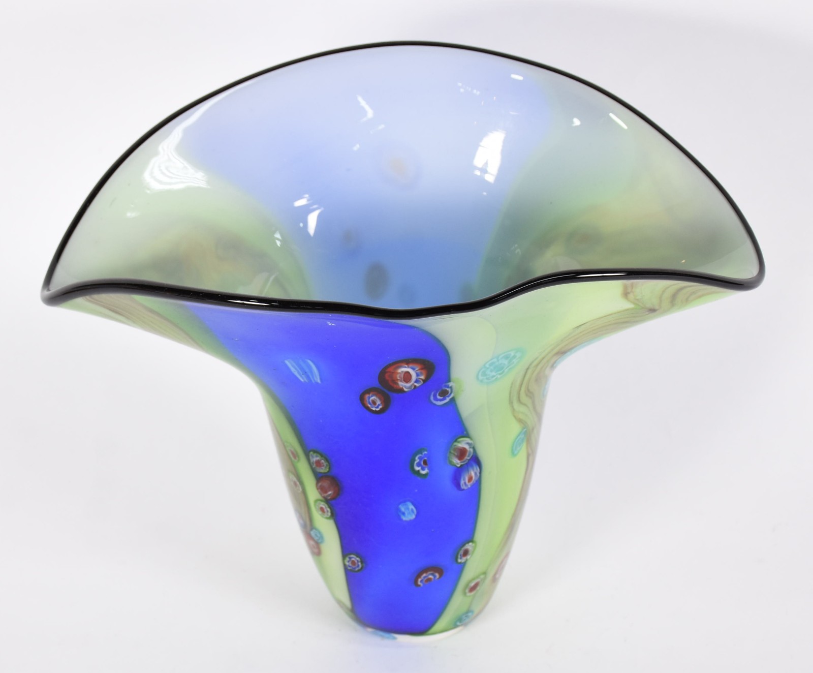 Vaso de vidro decorativo mesclado em tons de azul e verde. - foto 2 de 4
